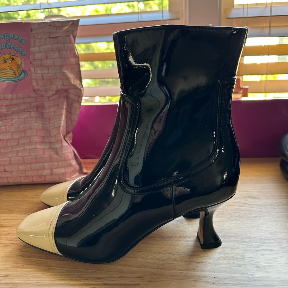 Sam Edelman size 7.5 black/cream patent leather ankle boots